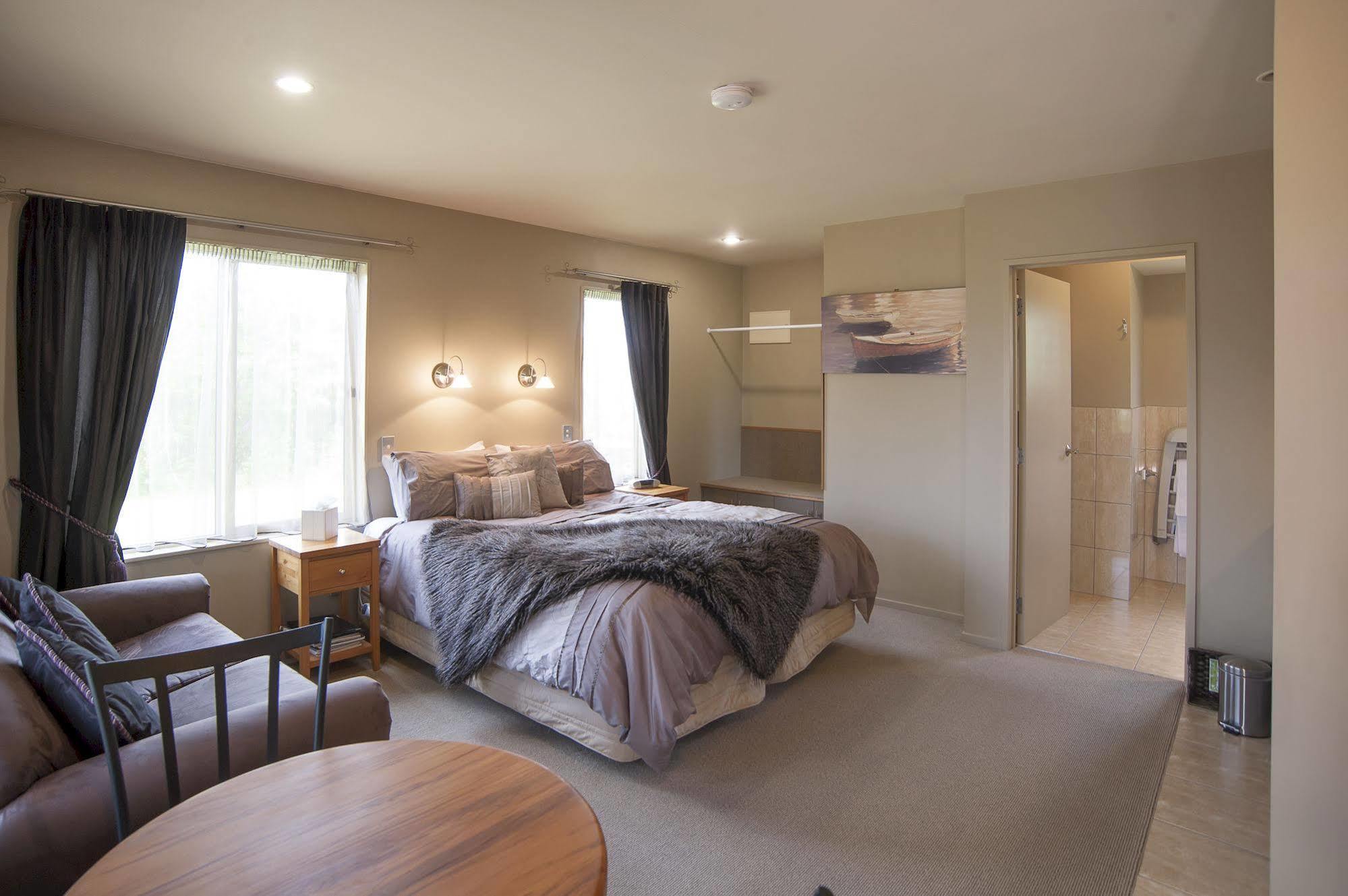 Blue Ridge Studios And Bed & Breakfast Te Anau Esterno foto