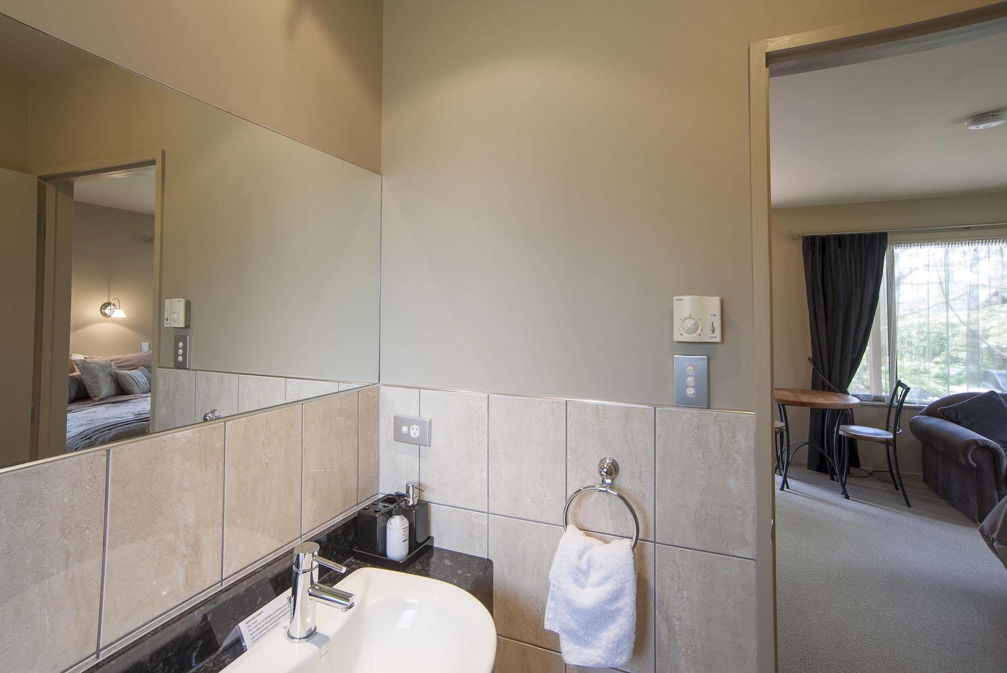 Blue Ridge Studios And Bed & Breakfast Te Anau Esterno foto